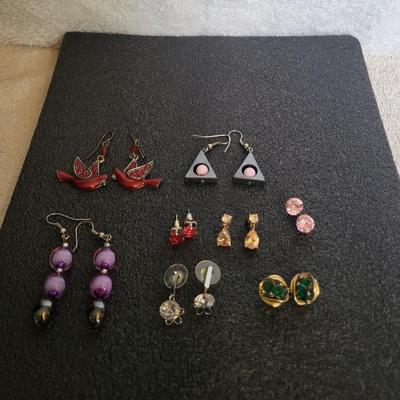 8 PAIRS OF PIERCED EARRINGS
