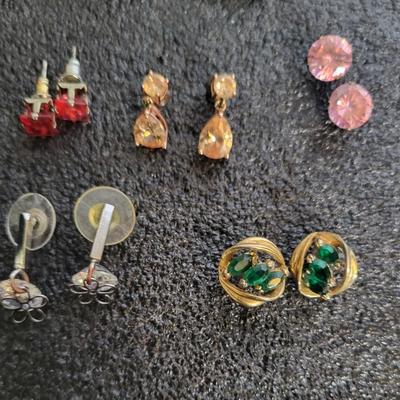 8 PAIRS OF PIERCED EARRINGS