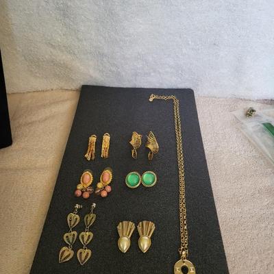 6 PAIRS OF EARRINGS AND A LOFT NECKLACE