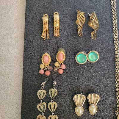 6 PAIRS OF EARRINGS AND A LOFT NECKLACE