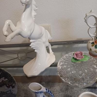 KNICK KNACKS AND COLLECTIBLE DECOR