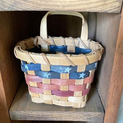 LOT 81: Patriotic Country Home Decor & More