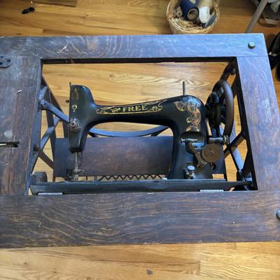 LOT 82: Vintage Free Sewing Machine Company, Rockford Il. & Base