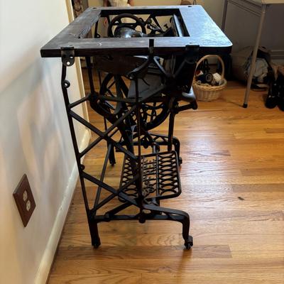 LOT 82: Vintage Free Sewing Machine Company, Rockford Il. & Base