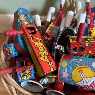 LOT 87: Vintage US Metal Toy Mfg. Co., Kirchhof & Unmarked Noise Makers