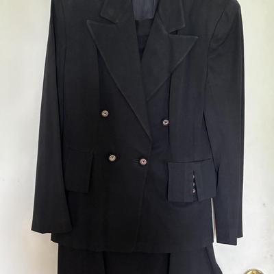 LOT 100: Vintage Clothing Collection (Multiple Sizes)