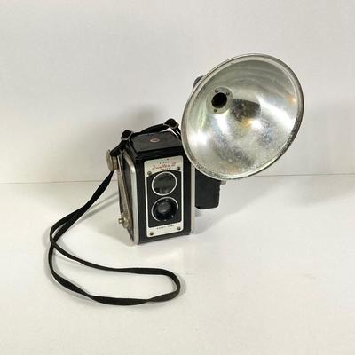 LOT 180: Vintage Cameras - Kodak Instamatic M4, Brownie Hawkeye, Duaflex III, Revere Automatic 500, Westinghouse No. 5 Flash Bulbs and More