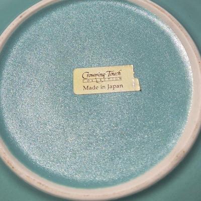 LOT 198: Country Decor Including Large Serving Tray, All Wooden House Plaque, Apple Clock , Cat Shelf Sitter, and More