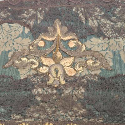 LOT 199: Pineapple Lamp, Mirror Wall Decor, Beautiful Table Runner, and Tablecloth