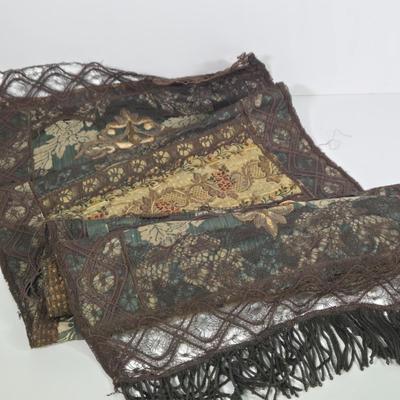 LOT 199: Pineapple Lamp, Mirror Wall Decor, Beautiful Table Runner, and Tablecloth