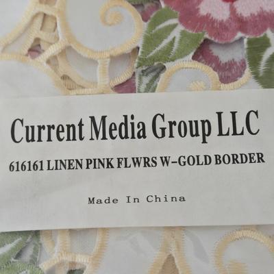 LOT 199: Pineapple Lamp, Mirror Wall Decor, Beautiful Table Runner, and Tablecloth