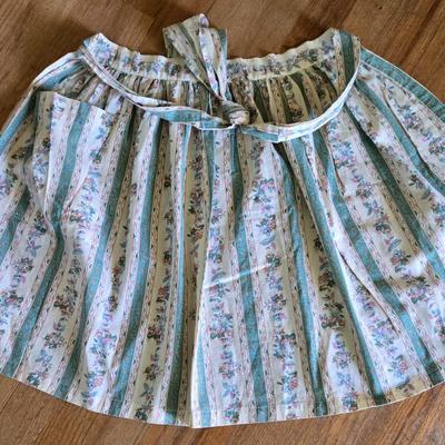 LOT 204: Vintage Aprons and Cookbooks