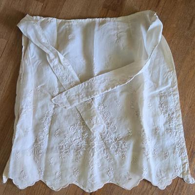 LOT 204: Vintage Aprons and Cookbooks