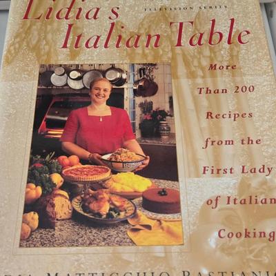 LOT 208: NIB Cuisinart Cookware and Multiple Cookbooks