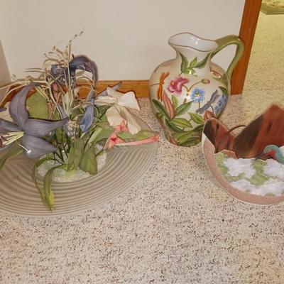 HUMMINGBIRD TV LAMP, LARGE PITCHER, FAUX FLOWERS ON A LARGE GLASS BOWL