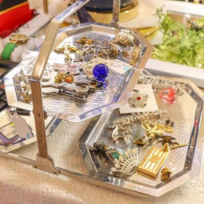 House #2: Jewelry Counter Selection