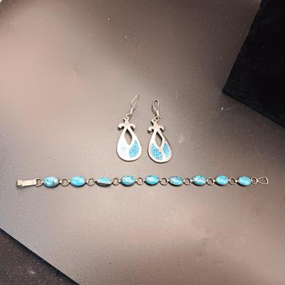 TURQUOISE AND STERLING SILVER EARRINGS AND BRACELET 9.48g