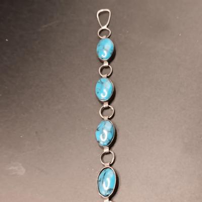 TURQUOISE AND STERLING SILVER EARRINGS AND BRACELET 9.48g