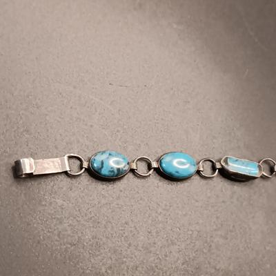 TURQUOISE AND STERLING SILVER EARRINGS AND BRACELET 9.48g