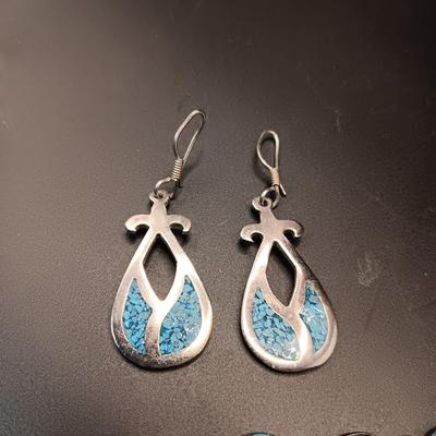 TURQUOISE AND STERLING SILVER EARRINGS AND BRACELET 9.48g