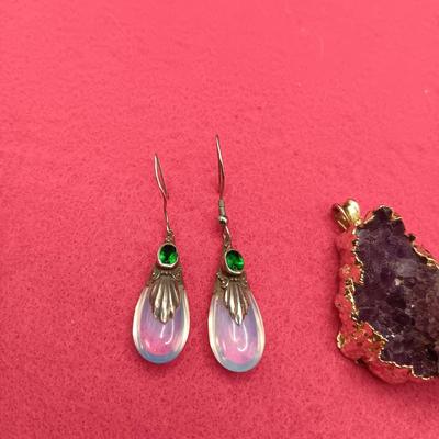 OPALINE EARRINGS AND AN AMETHYST CRYSTAL