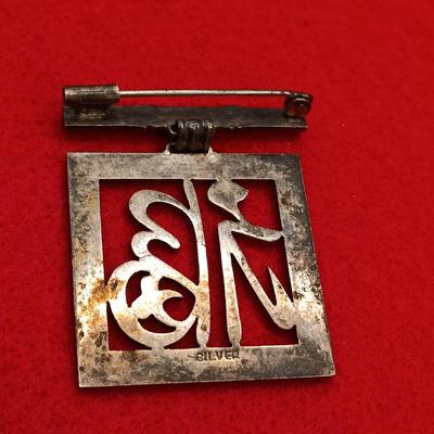 1940'S CHINESE STERLING SILVER PIN WITH TROMBONE CLASP PLUS A STERLING CHAIN 15.49g