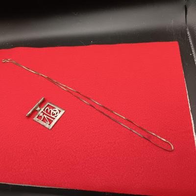 1940'S CHINESE STERLING SILVER PIN WITH TROMBONE CLASP PLUS A STERLING CHAIN 15.49g