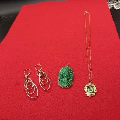 14K GOLD EARRINGS, 18K AND JADE PENDANT AND A COSTUME NECKLACE (GOLD 2.36g)
