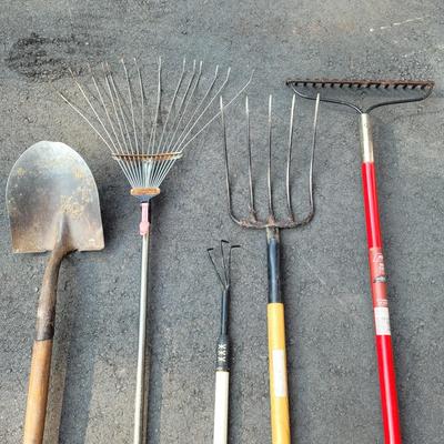 Large Lot of Garden Tools (G-RL)