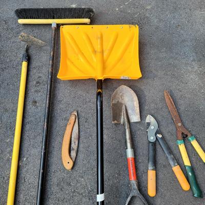 Large Lot of Garden Tools (G-RL)