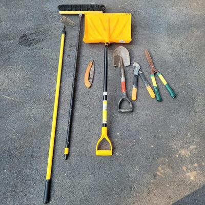 Large Lot of Garden Tools (G-RL)