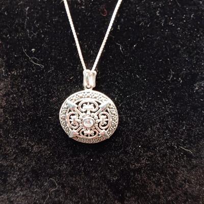 STERLING SILVER PENDANT ON A STERLING CHAIN 4.59g