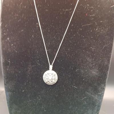 STERLING SILVER PENDANT ON A STERLING CHAIN 4.59g