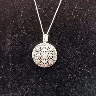 STERLING SILVER PENDANT ON A STERLING CHAIN 4.59g