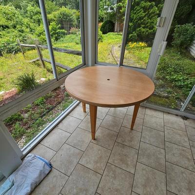 Blonde Colored Patio Table with Plexiglass Top (BSR-JS)