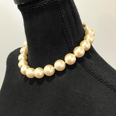 Vintage chunky faux, pearl bead choker necklace
