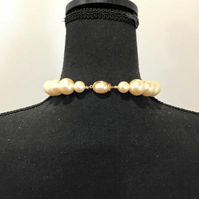 Vintage chunky faux, pearl bead choker necklace