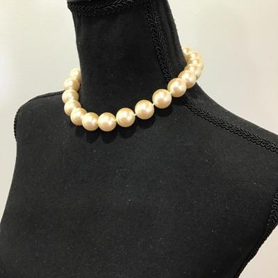 Vintage chunky faux, pearl bead choker necklace