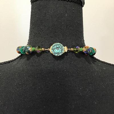 Gorgeous vintage glass beaded vintage necklace with gorgeous clasp