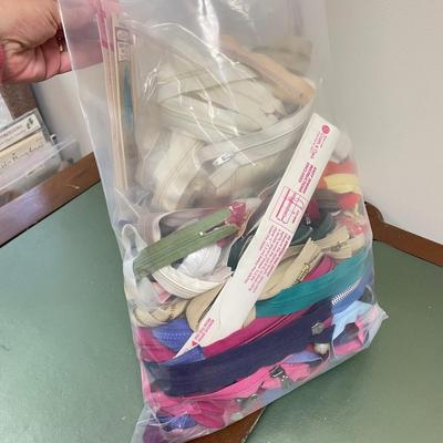 Sew Many Buttons! Zippers, Velcro & More (BO-SS)