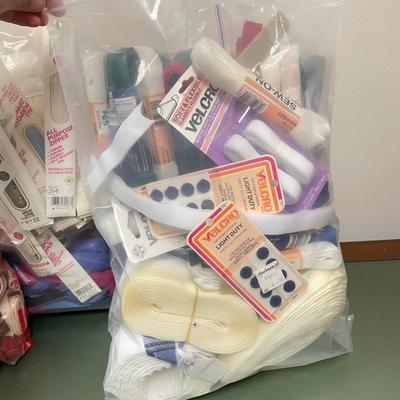 Sew Many Buttons! Zippers, Velcro & More (BO-SS)