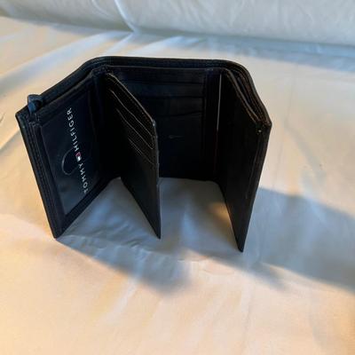 Ash Creek Trading & Tommy Hilfiger Leather Wallets & Flask (LR-RG)