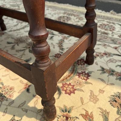 Spindle leg drop leaf table