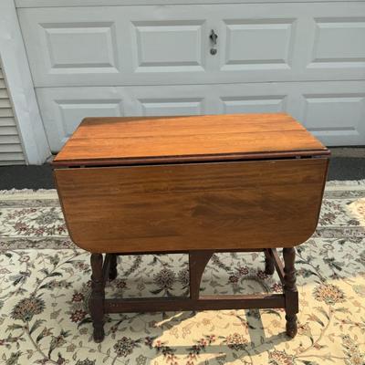 Spindle leg drop leaf table