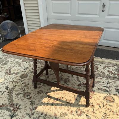 Spindle leg drop leaf table