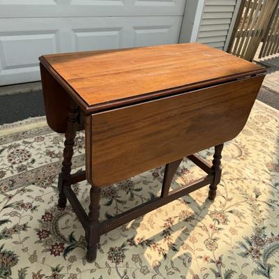 Spindle leg drop leaf table