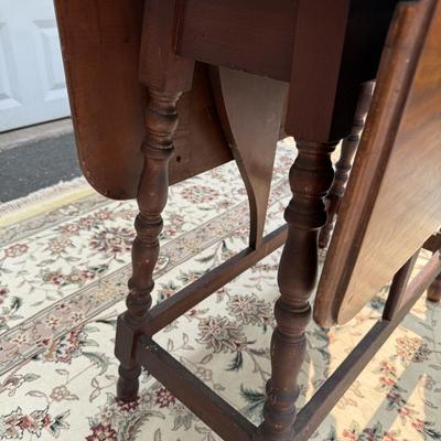 Spindle leg drop leaf table