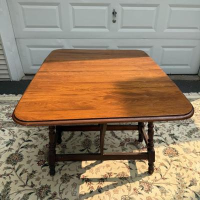 Spindle leg drop leaf table