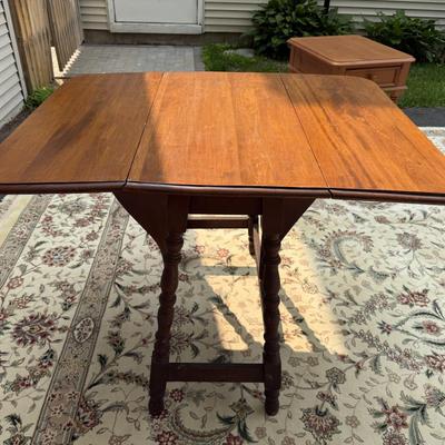 Spindle leg drop leaf table