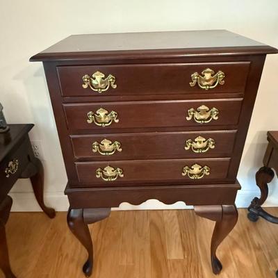 Jewelry chest